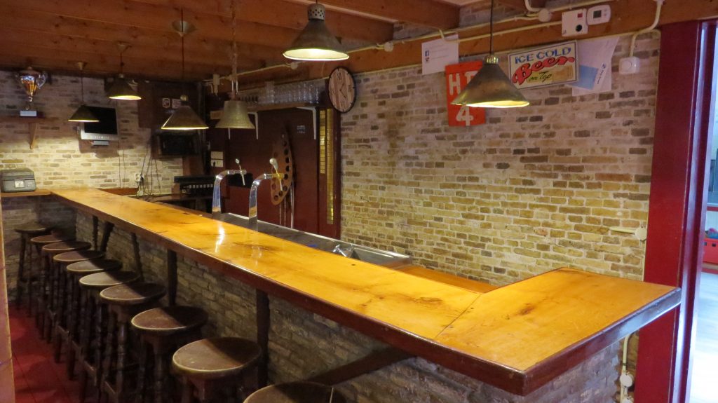 De gezellige bar mag niet ontbreken tijdens een familieweekend in Friesland